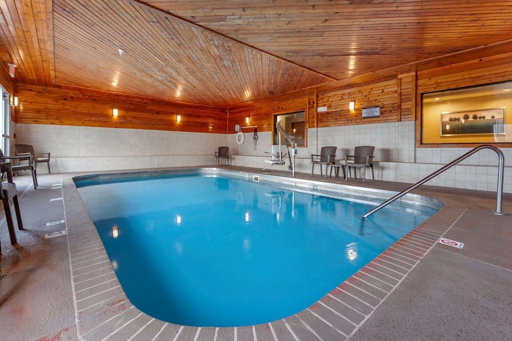 حوض السباحة