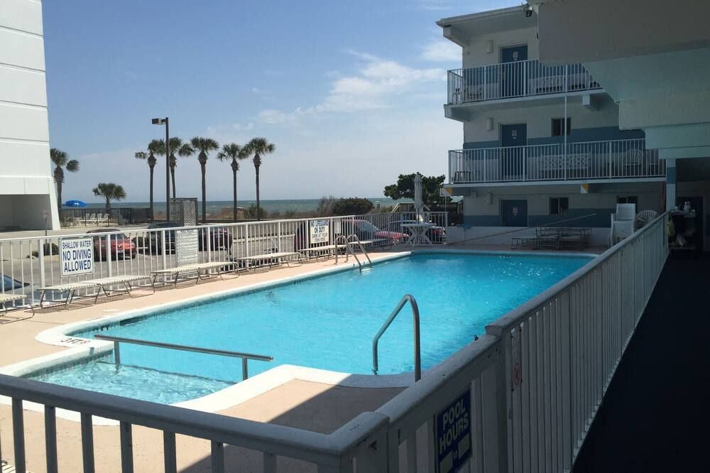 حوض السباحة