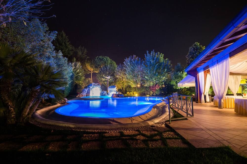 حوض السباحة