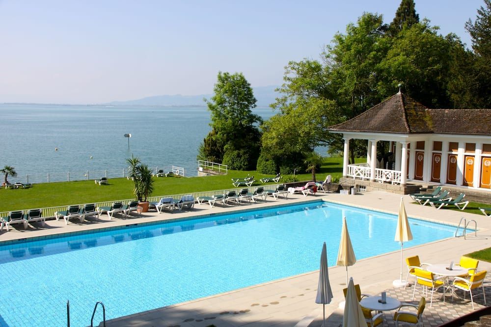 حوض السباحة