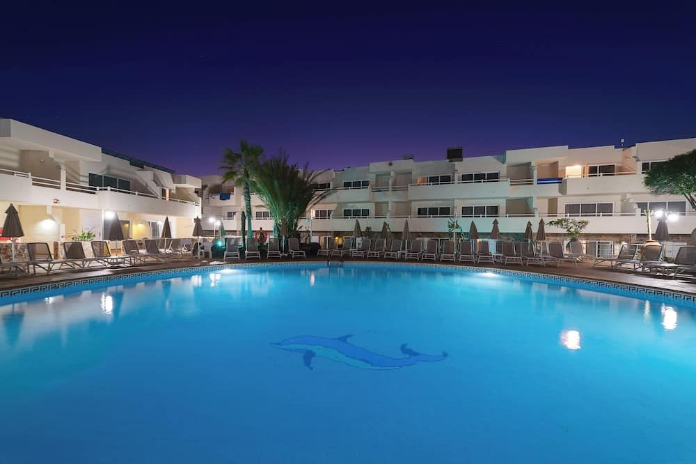 حوض السباحة