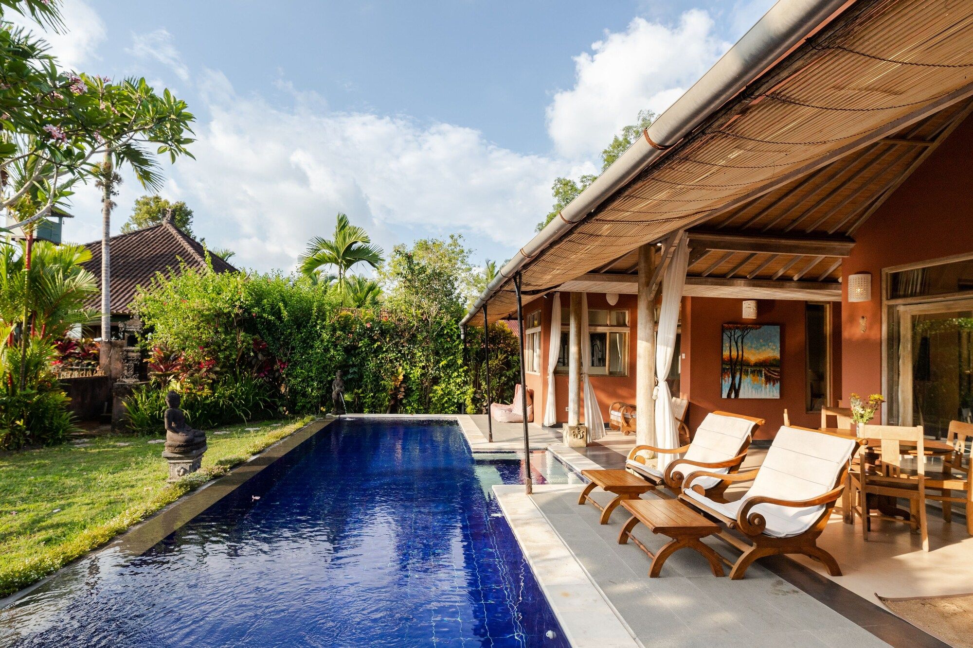 حوض السباحة