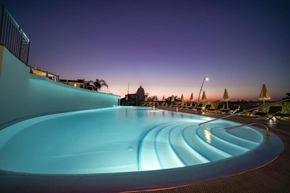 حوض السباحة