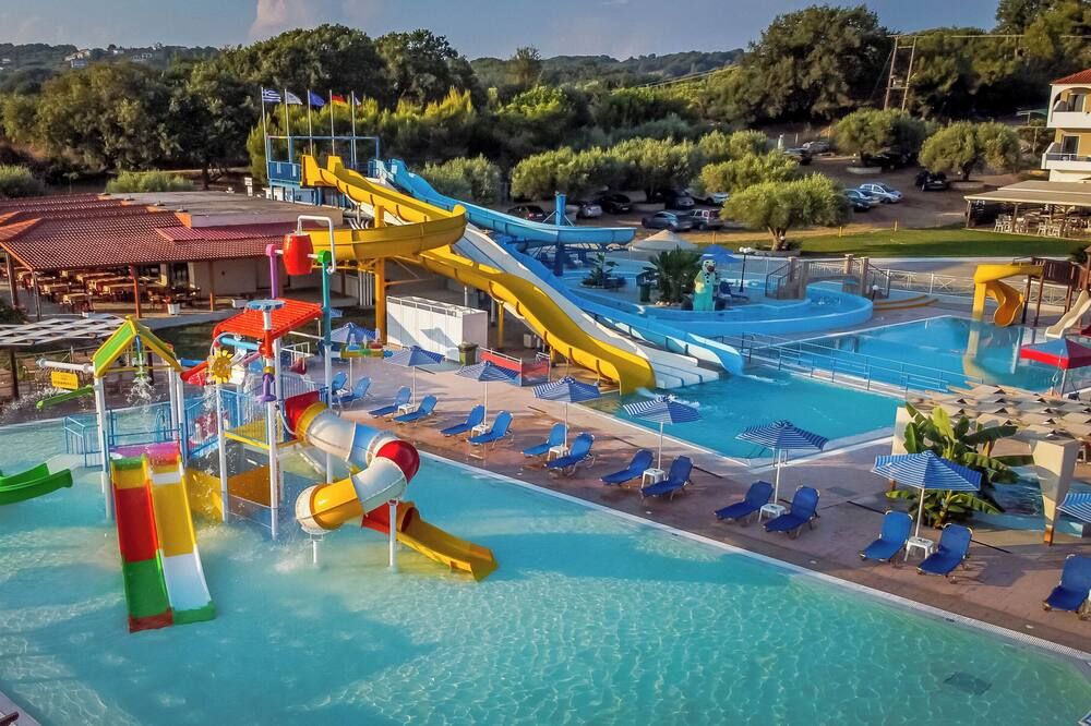 حوض السباحة