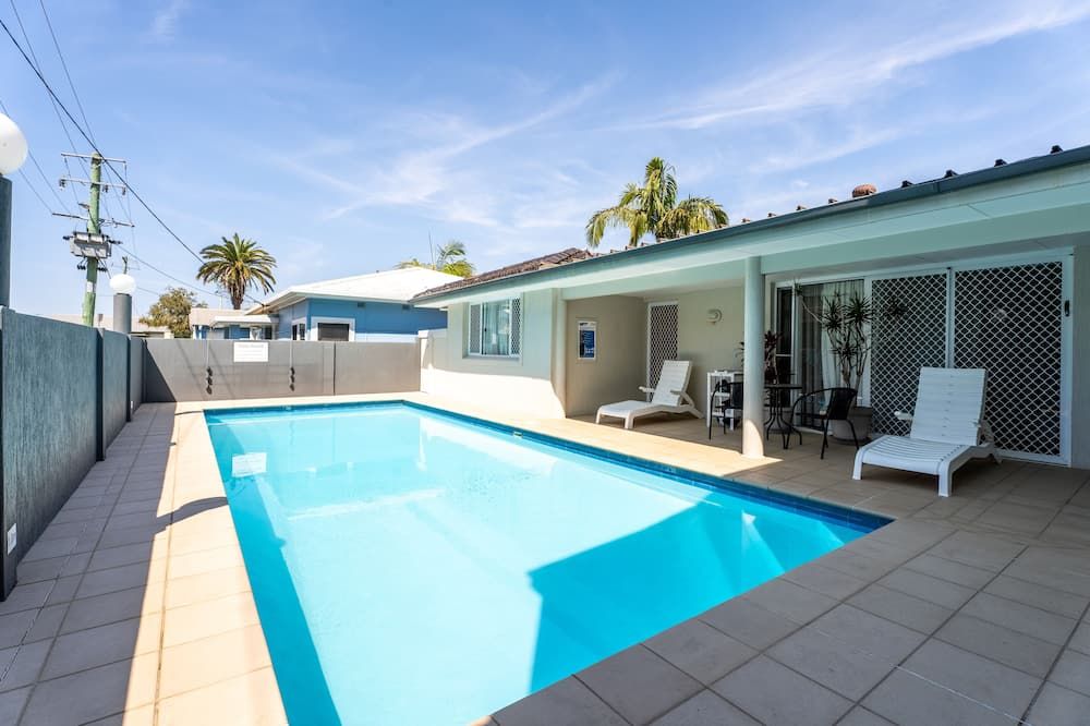 حوض السباحة