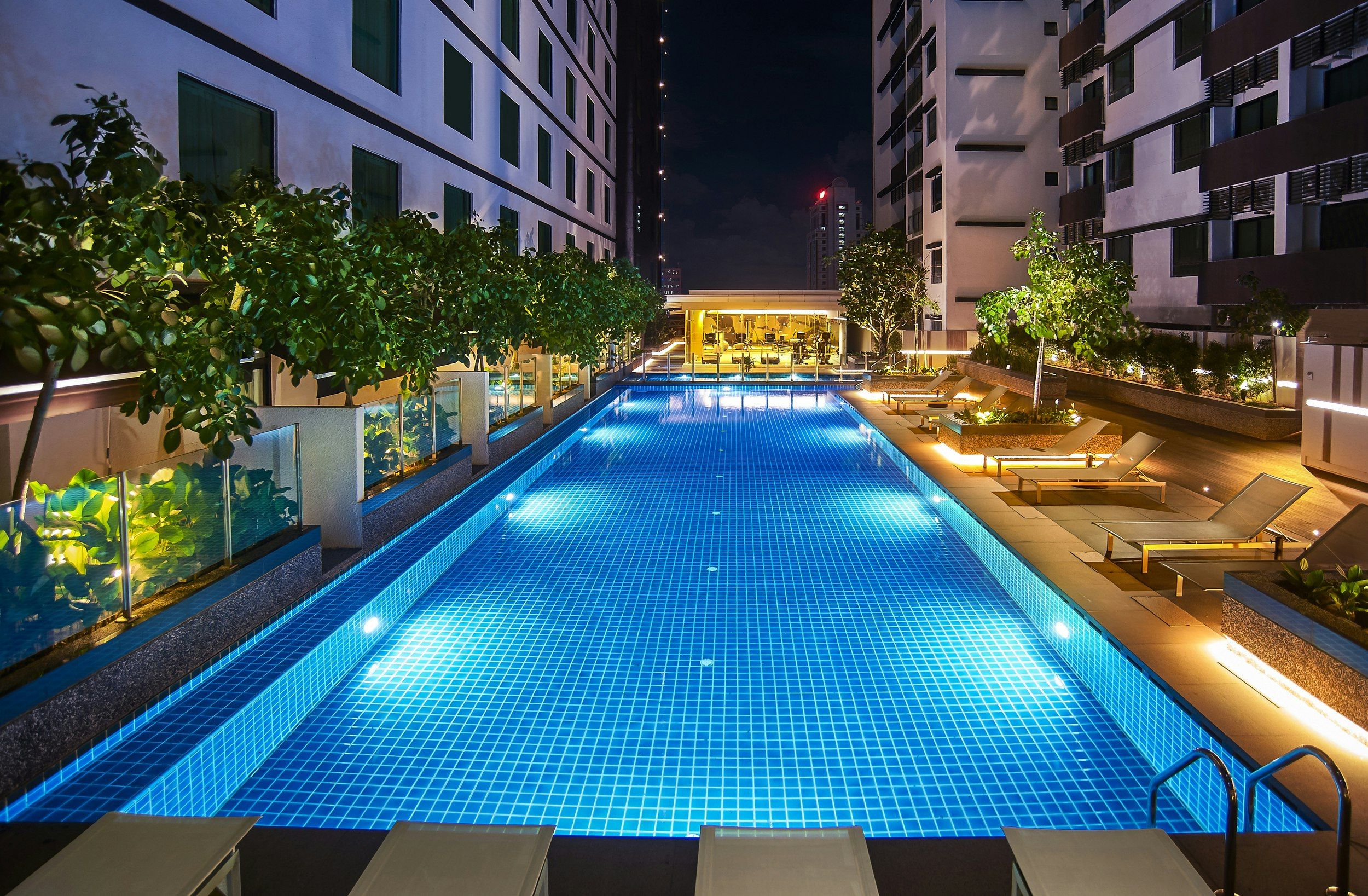 حوض السباحة