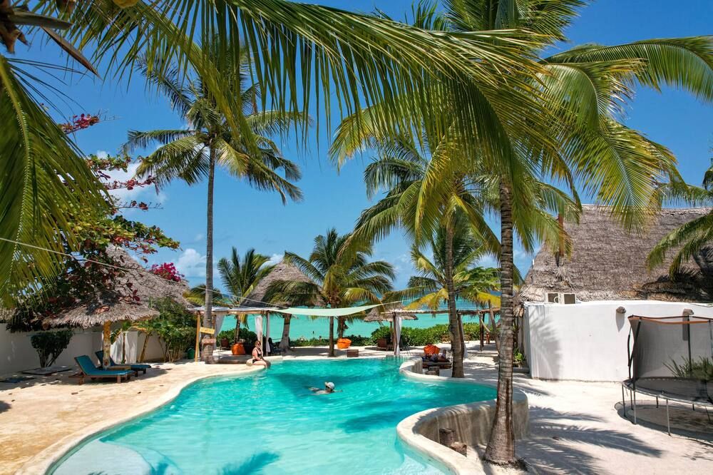 حوض السباحة