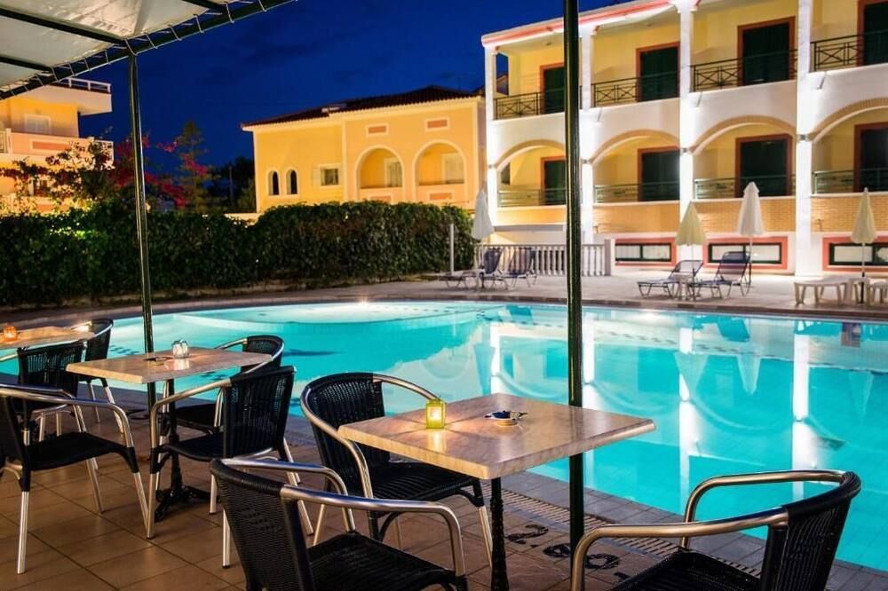 حوض السباحة