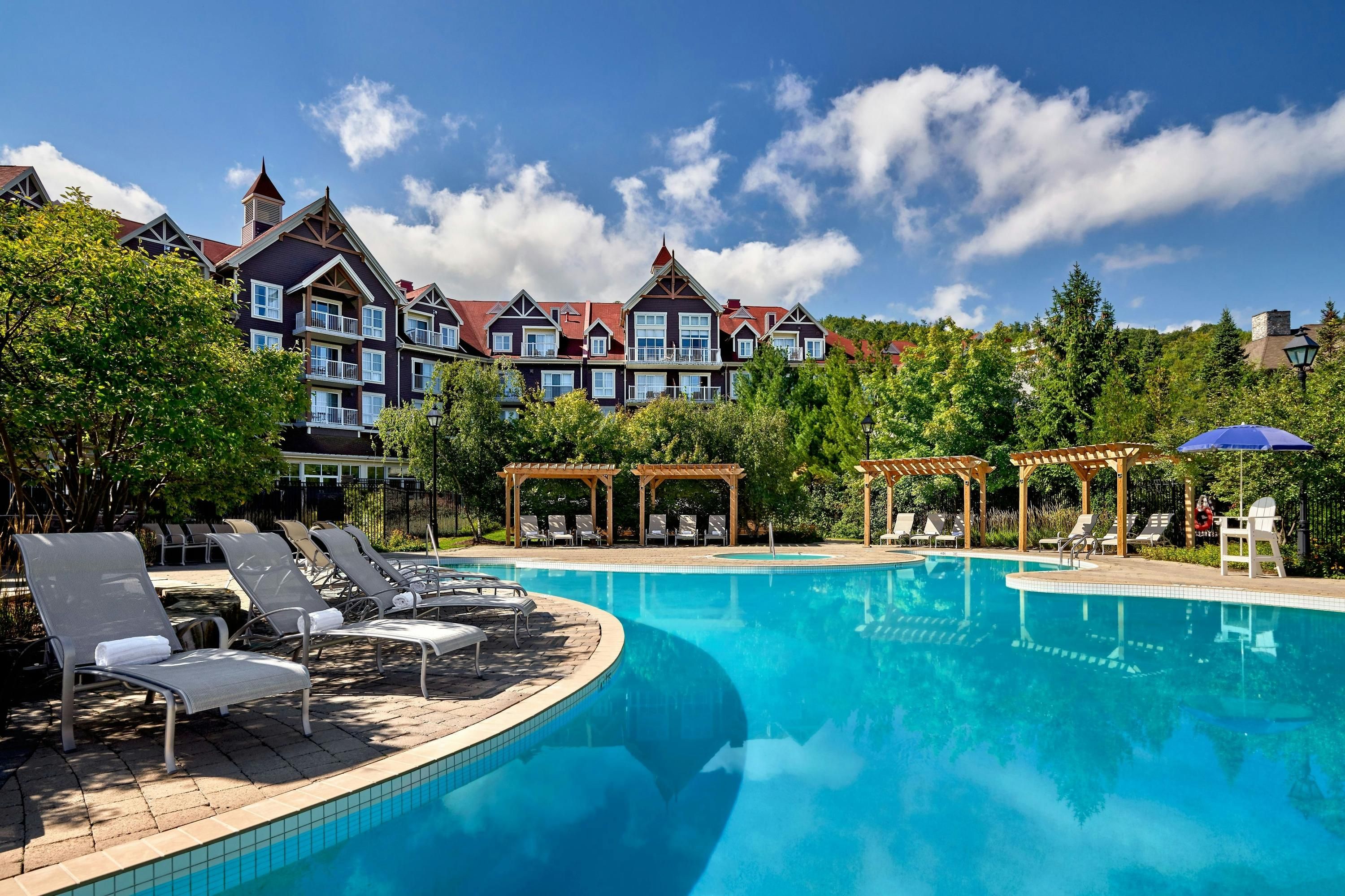 حوض السباحة