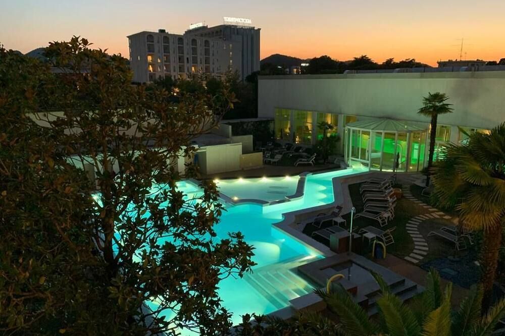 حوض السباحة صورة