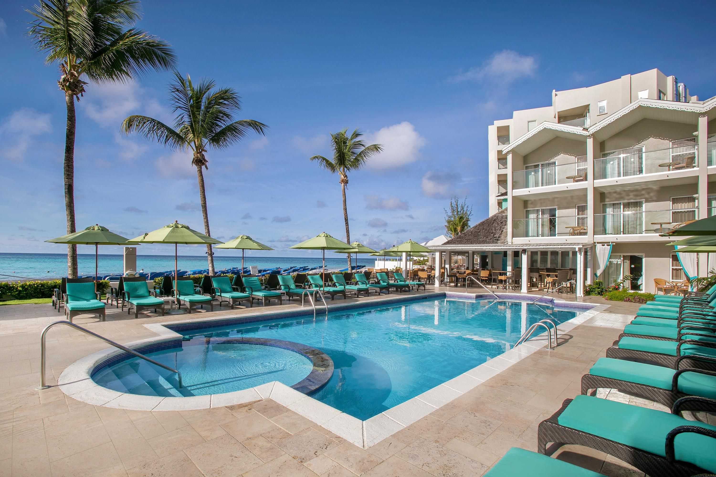 حوض السباحة