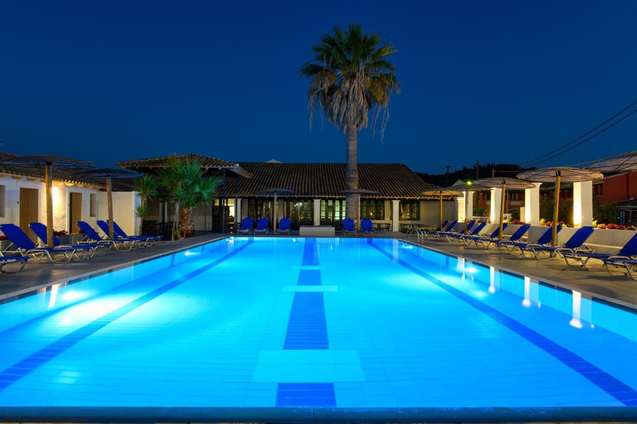 حوض السباحة