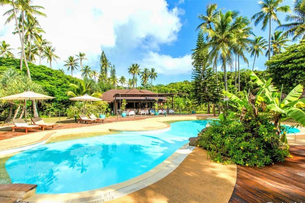 حوض السباحة