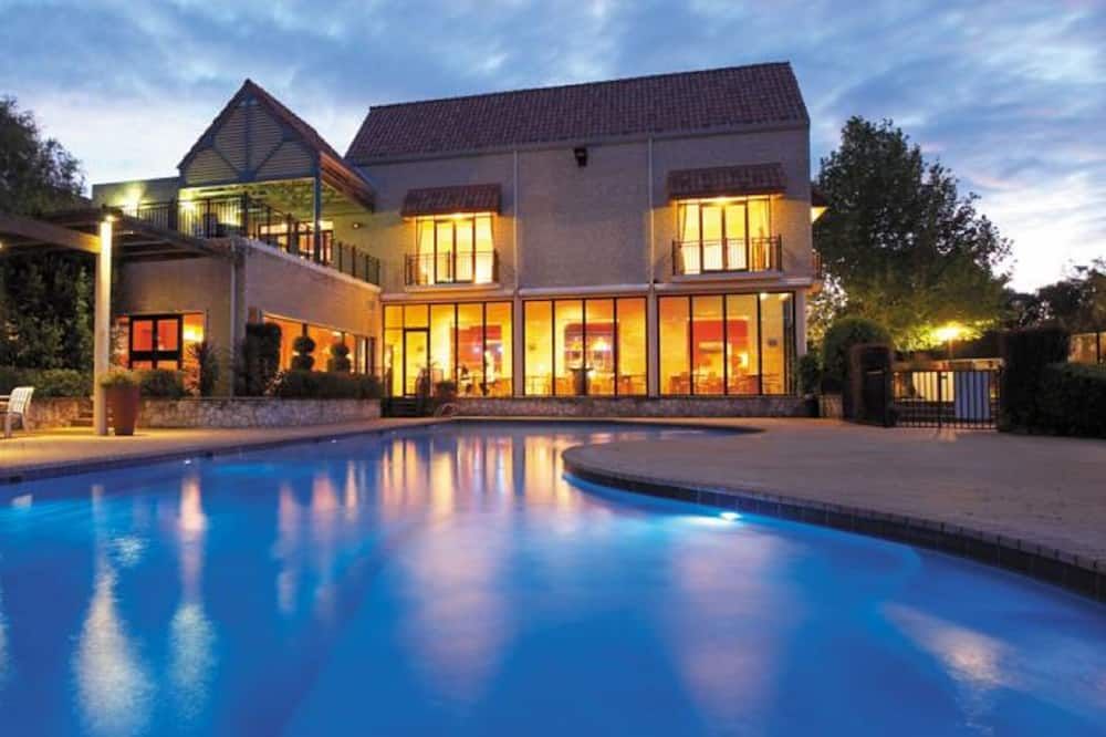 حوض السباحة