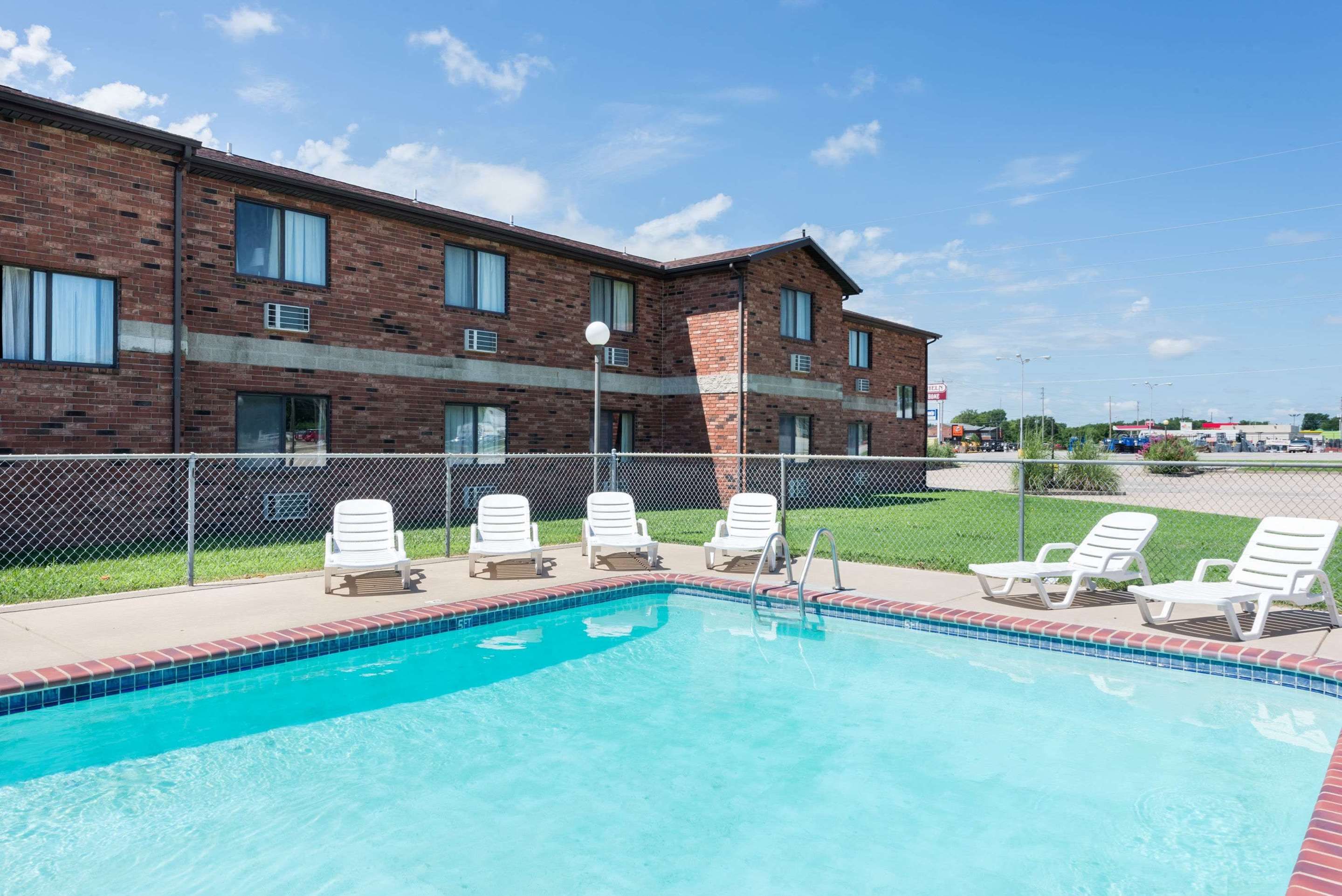 حوض السباحة