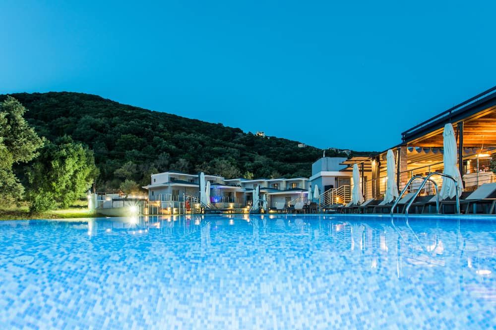 حوض السباحة