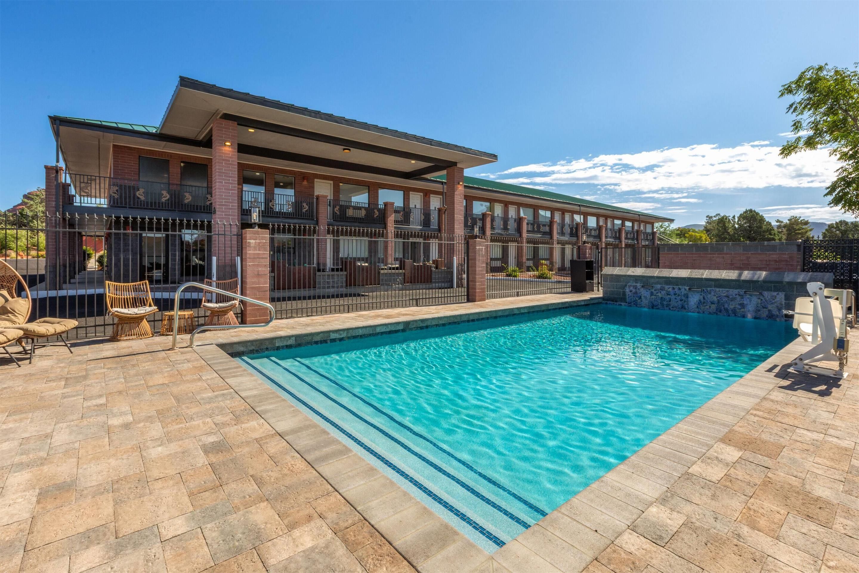 حوض السباحة