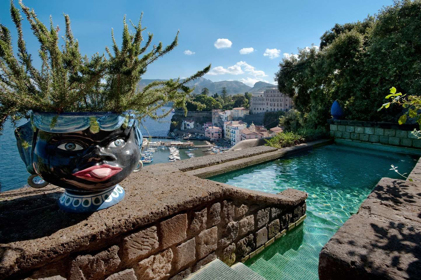 حوض السباحة