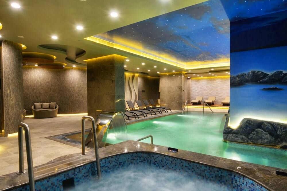 حوض السباحة