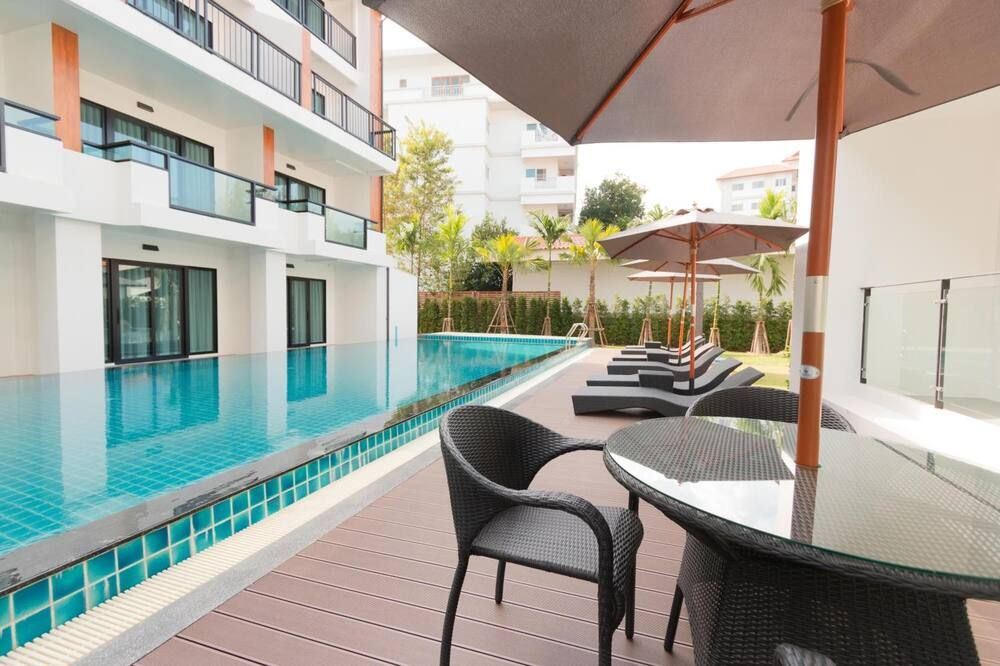 حوض السباحة