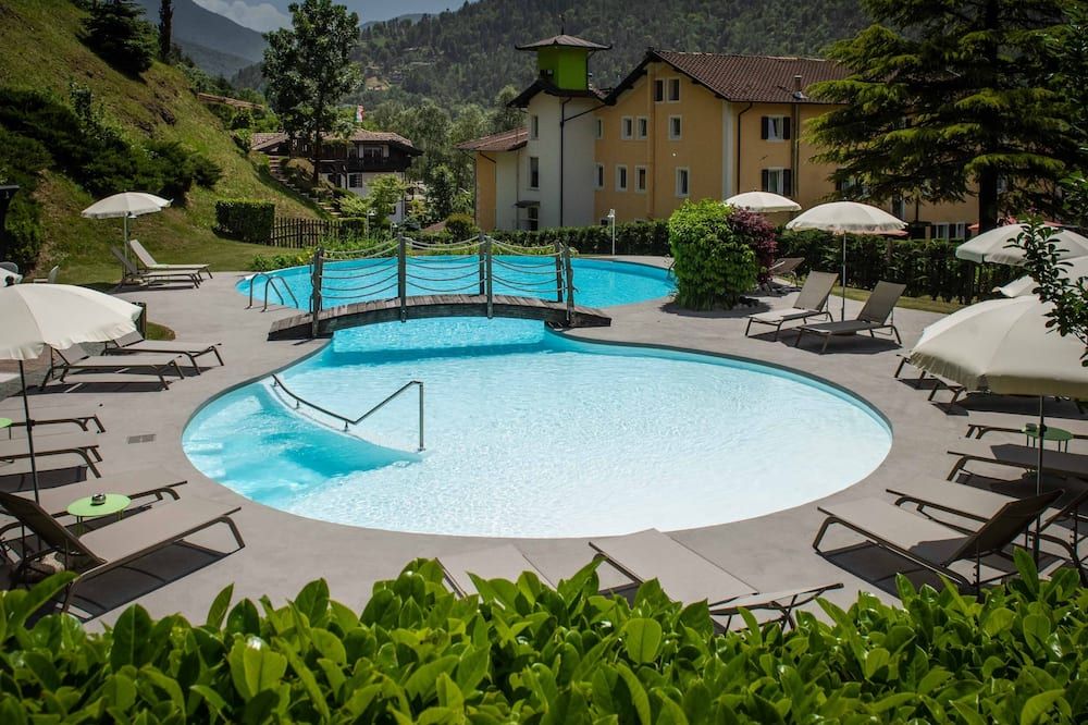 حوض السباحة