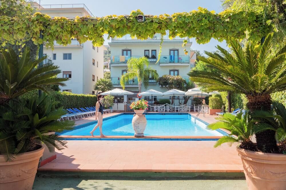 حوض السباحة