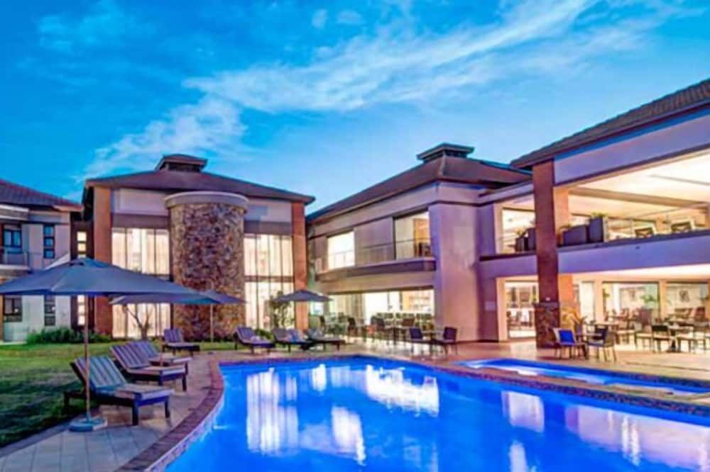 حوض السباحة