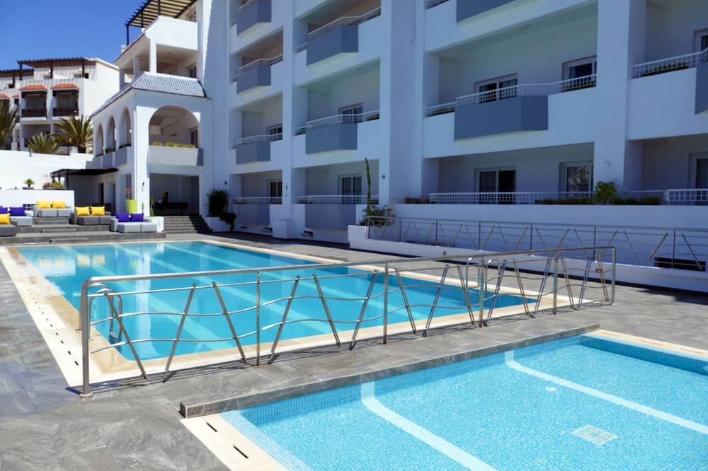 حوض السباحة