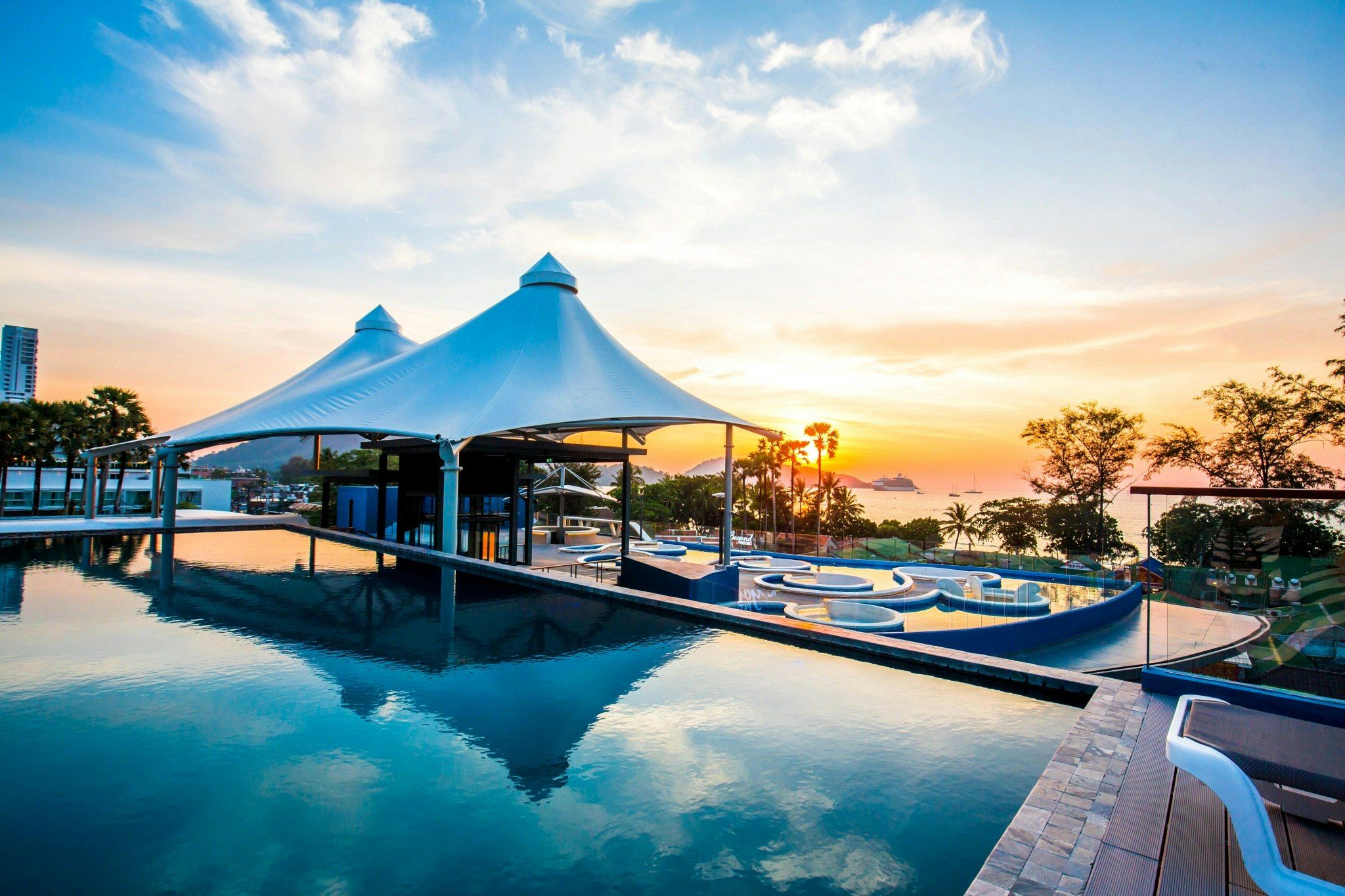 حوض السباحة