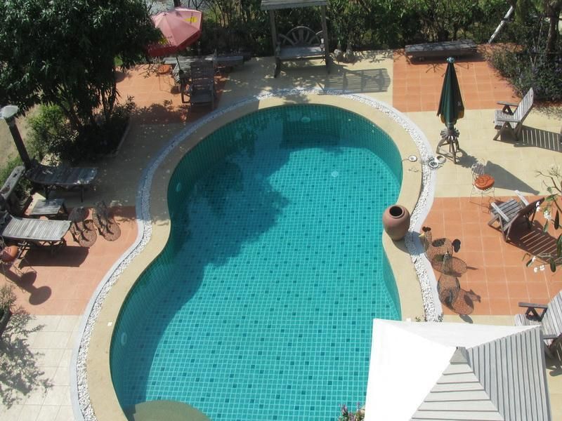 حوض السباحة