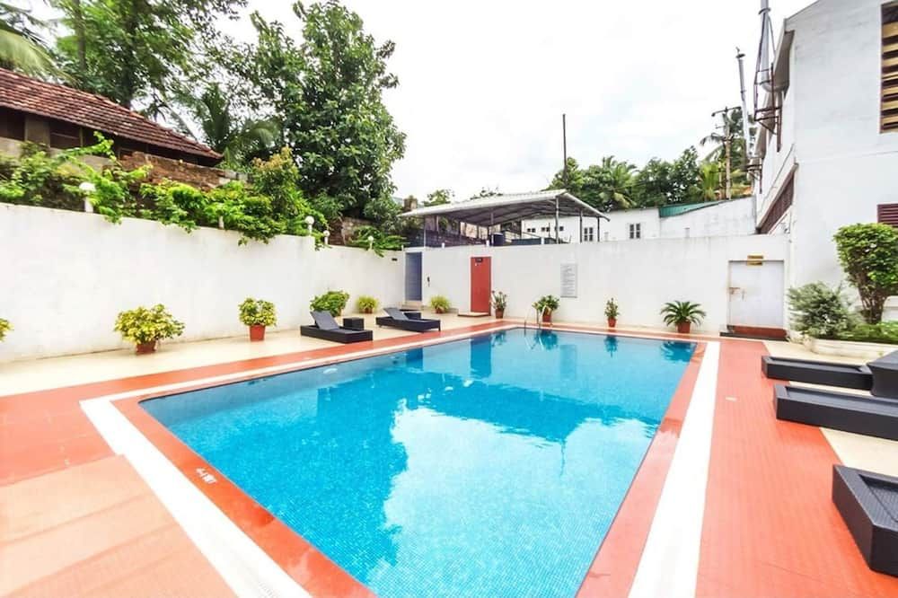 حوض السباحة