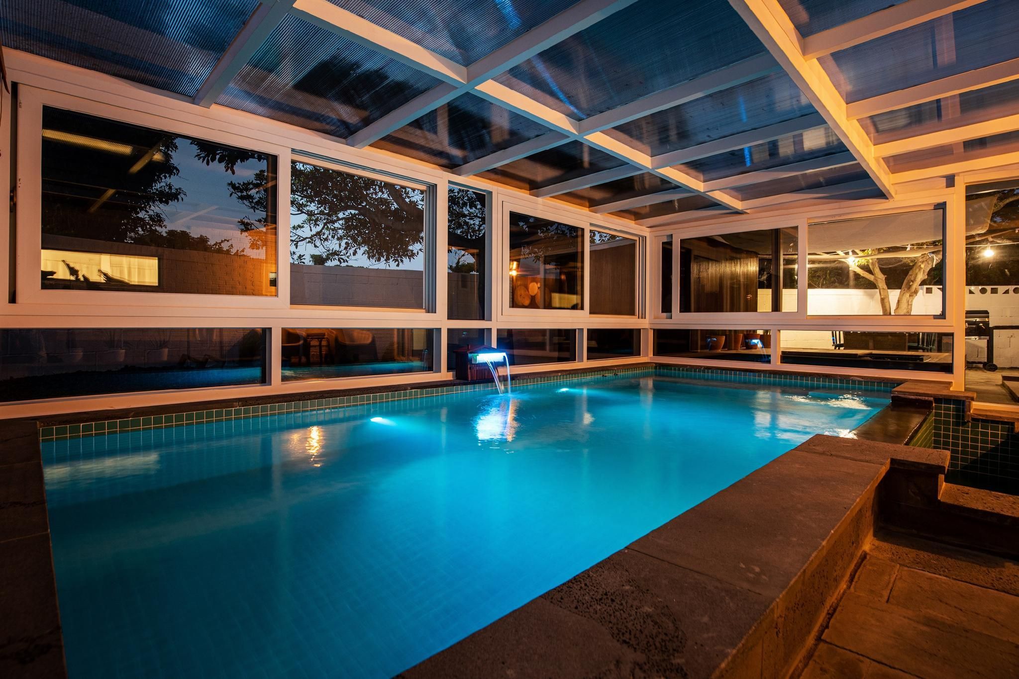 حوض السباحة