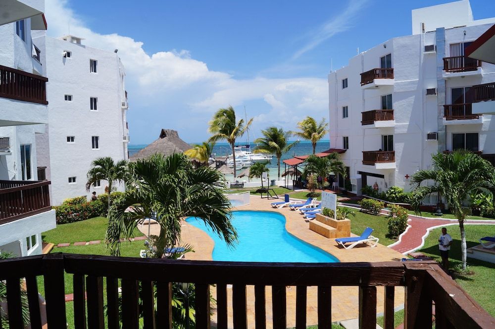 حوض السباحة