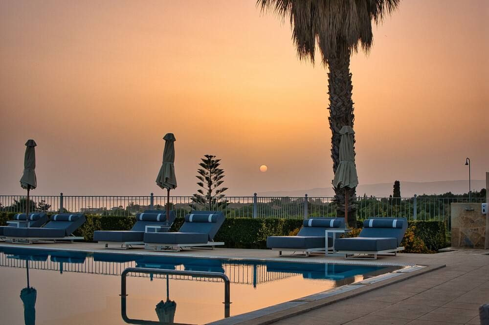 حوض السباحة