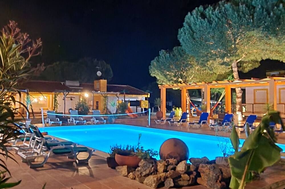 حوض السباحة صورة