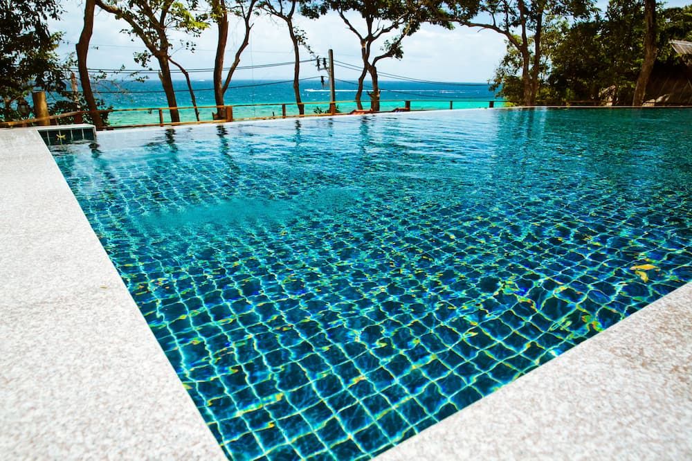 حوض السباحة