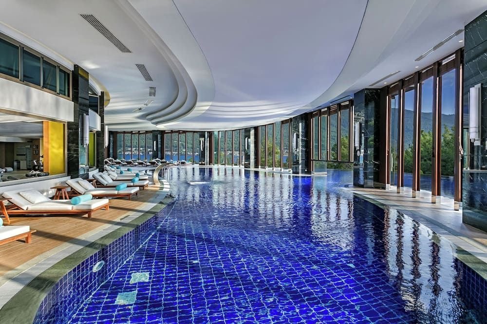 حوض السباحة