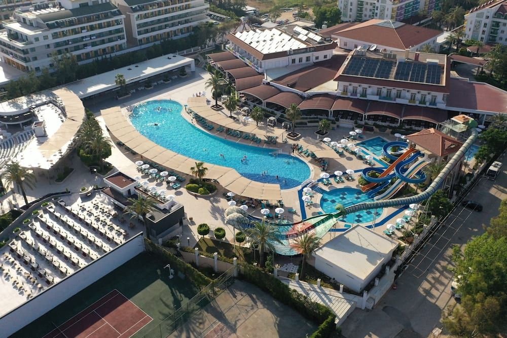 حوض السباحة