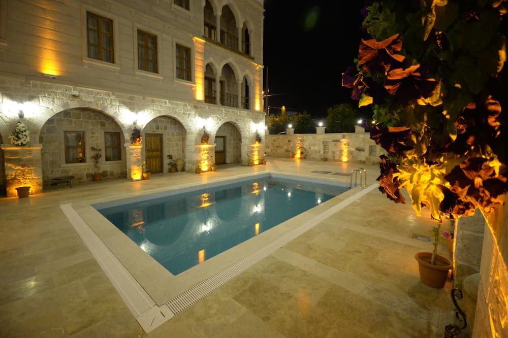 حوض السباحة