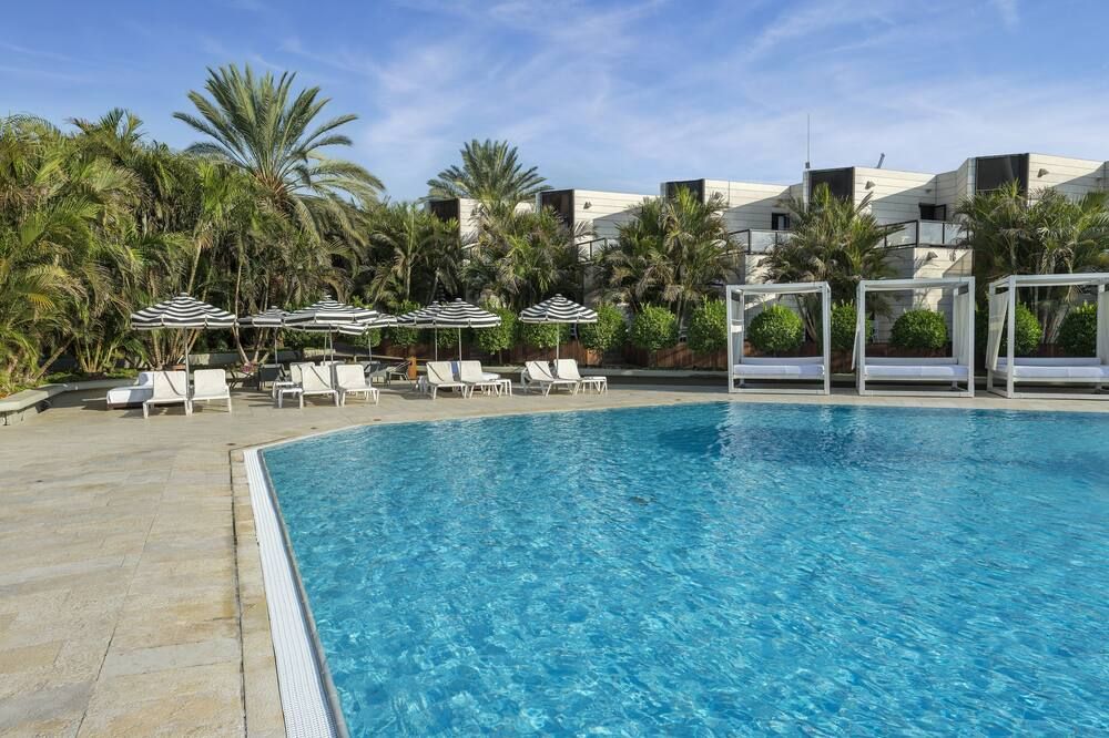 حوض السباحة