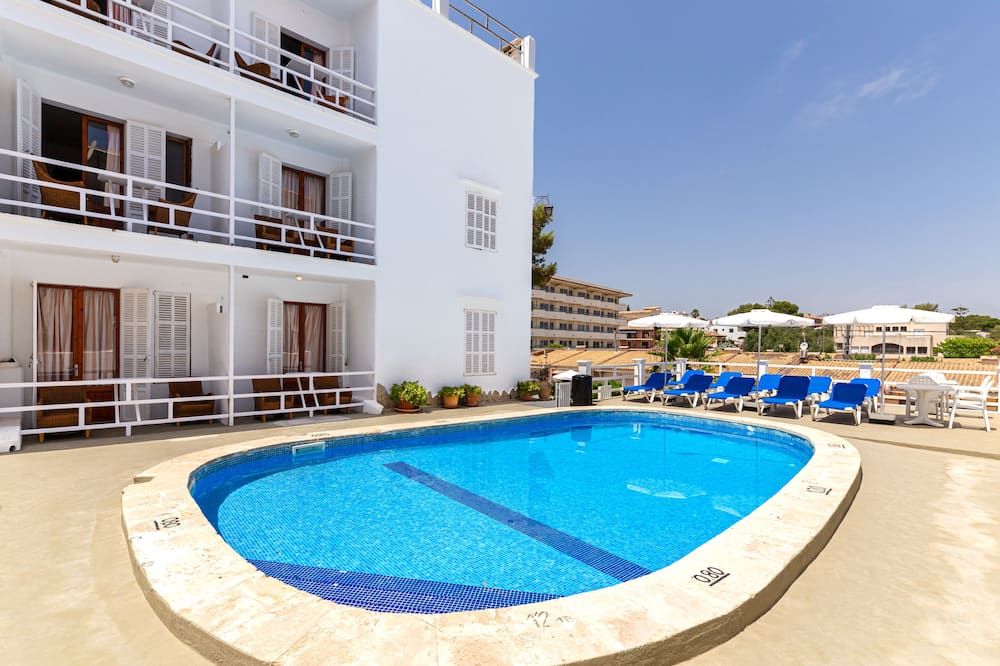 حوض السباحة