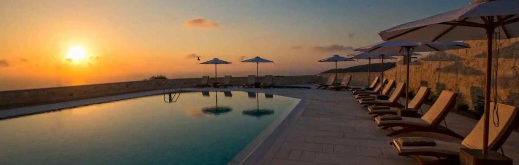 حوض السباحة