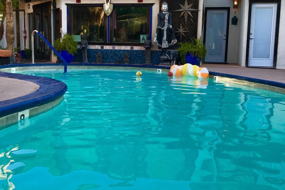 حوض السباحة صورة