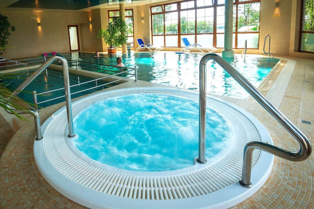 حوض السباحة