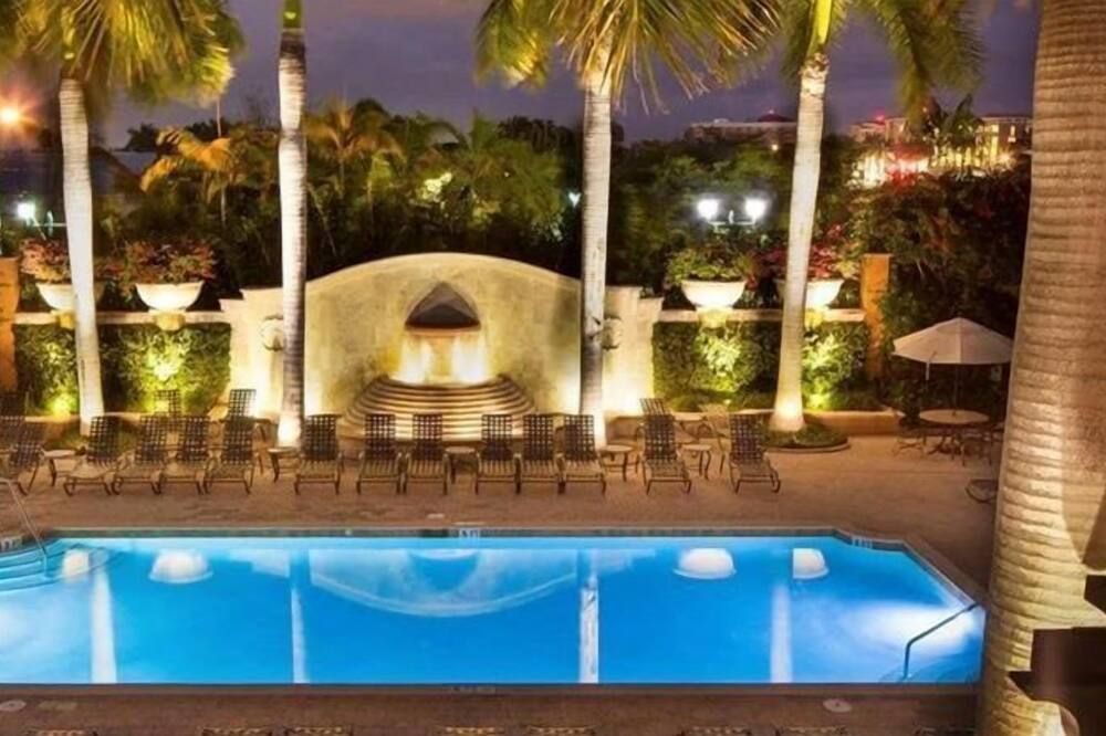 حوض السباحة