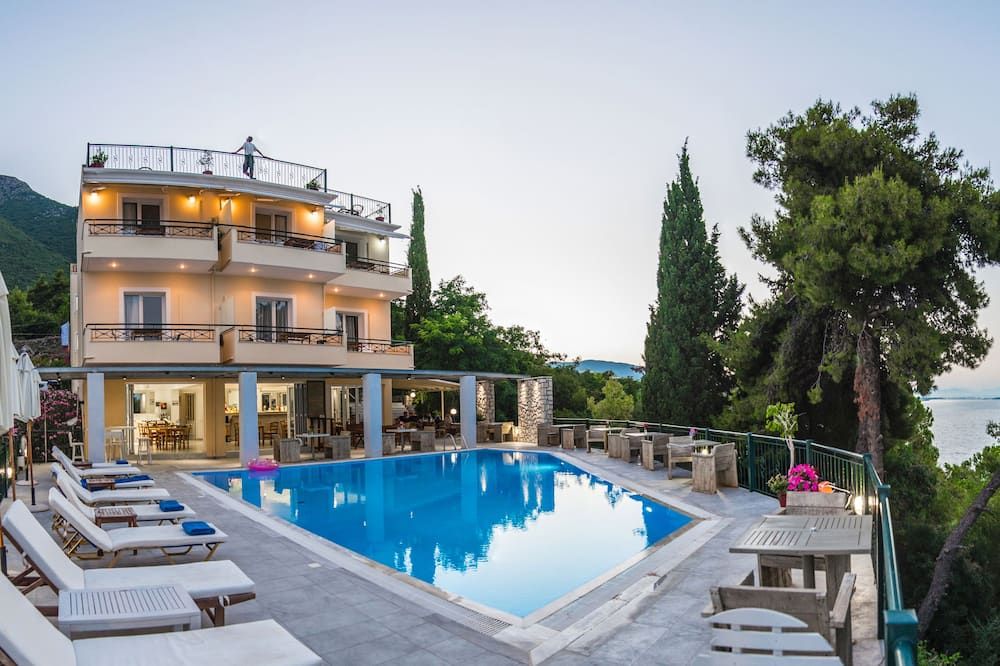 حوض السباحة