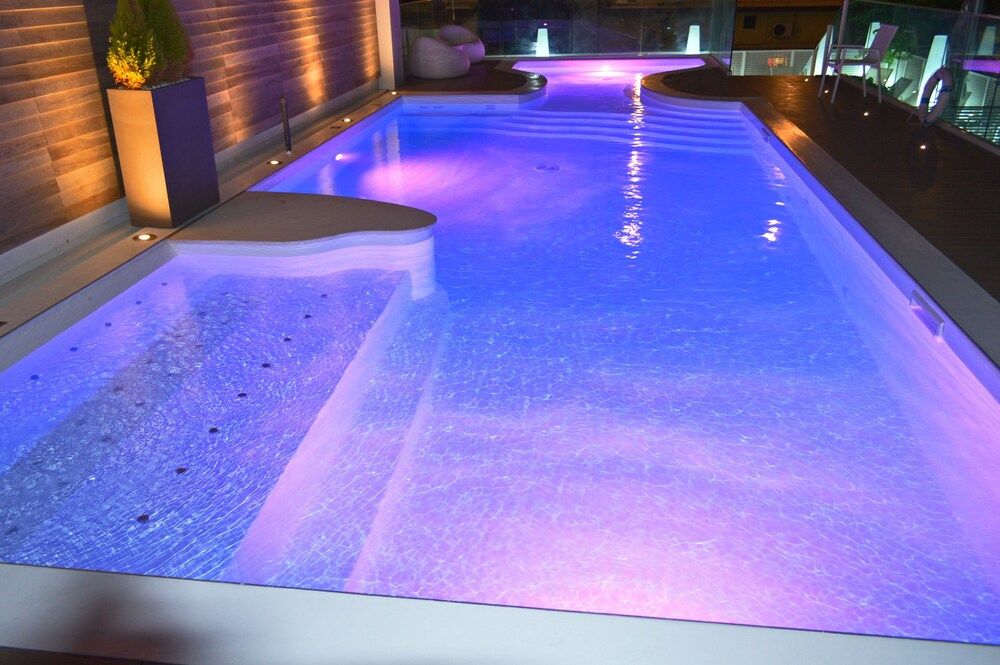 حوض السباحة