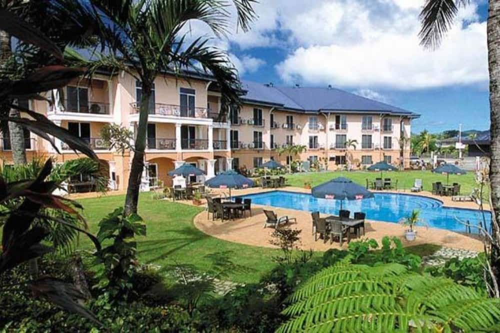 حوض السباحة