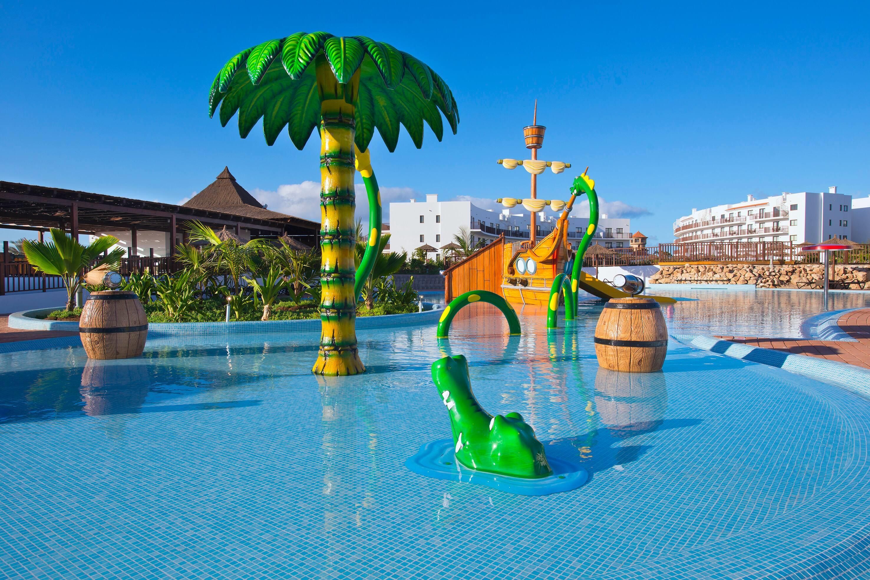 حوض السباحة