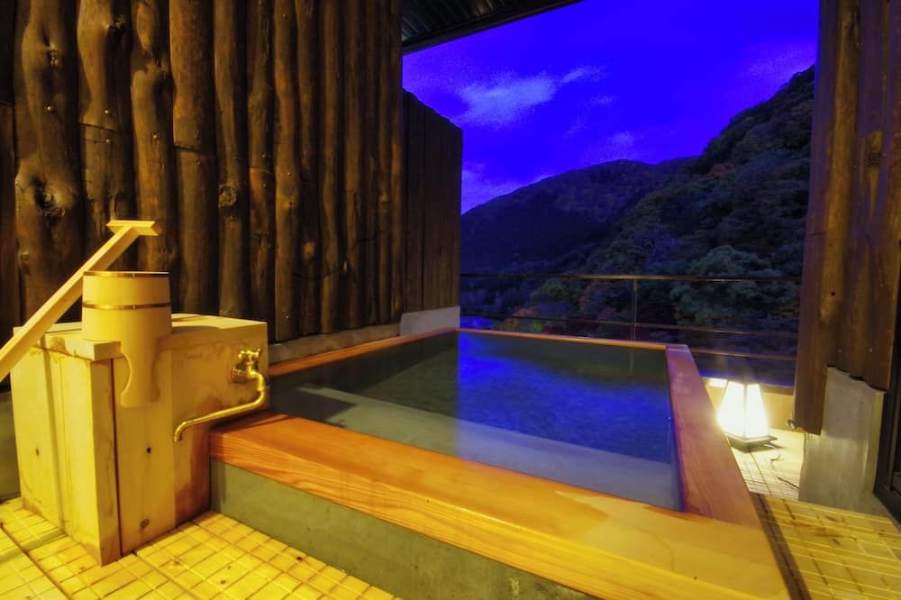 حوض السباحة